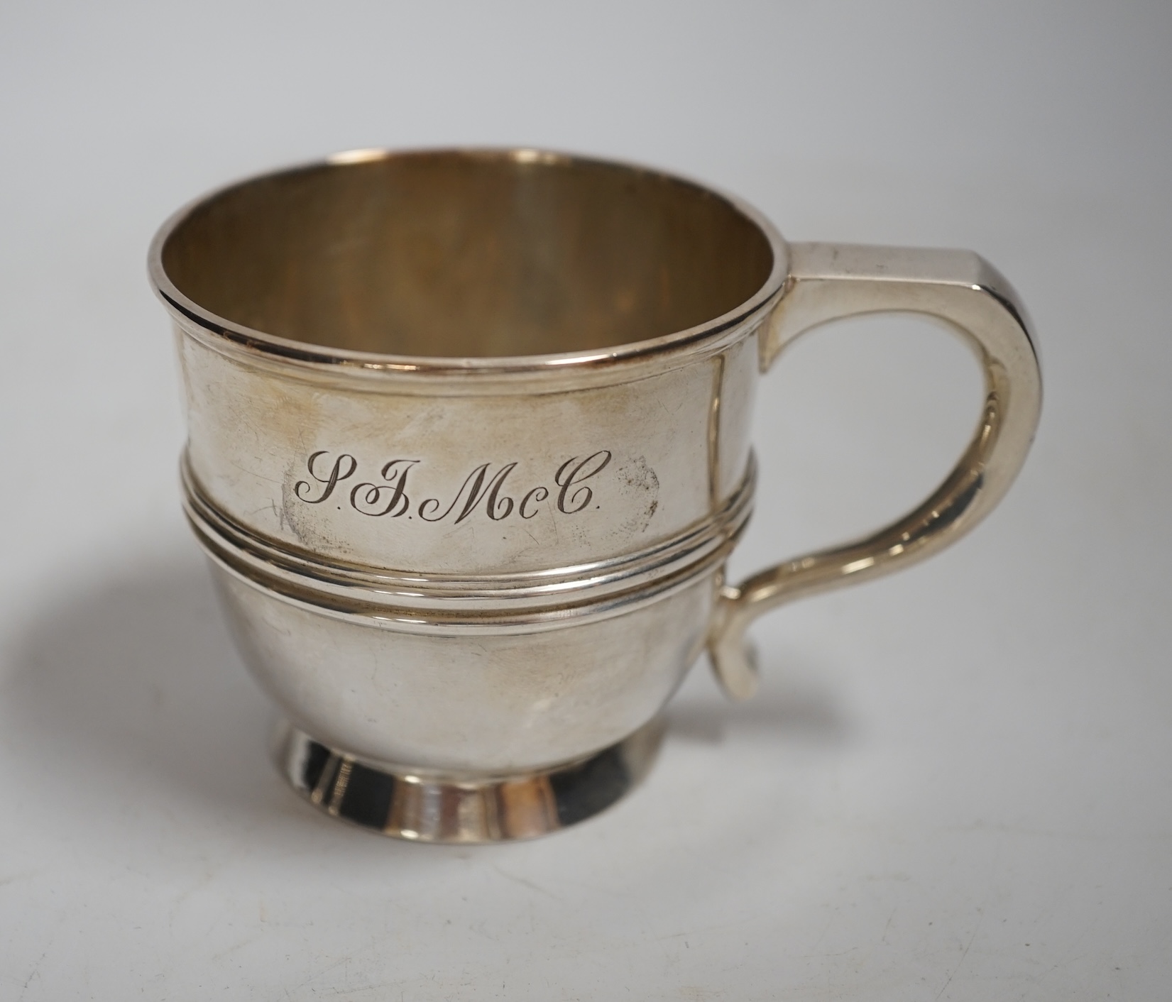 A George V silver christening mug, Stewart Dawson & Co Ltd, London, 1911, height 67mm, 4.8oz.